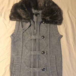 Cable-knit vest with detachable fur collar